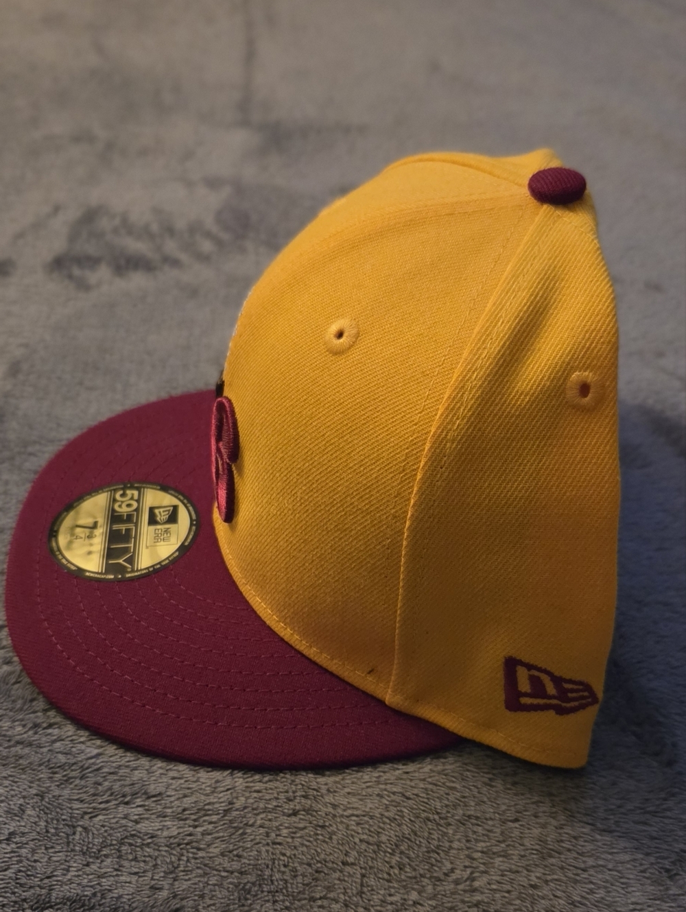 New Era 59Fifty Philadelphia 76ers Gold Burgundy Throwback Fitted Cap Size 7 3/4 - Picture 2 of 5